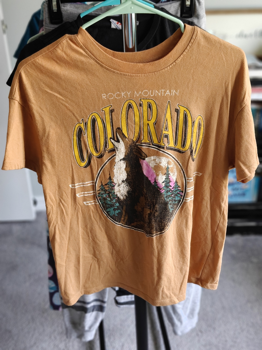 Cold Crush Ochre Brown Colorado Graphic Tee with Howling Wolf